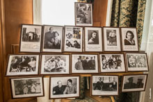HD-фото экспозиции фотографий в каминном зале сталинской дачи в Сочи в HD качестве с разрешением 7370 на 4315 пикселей