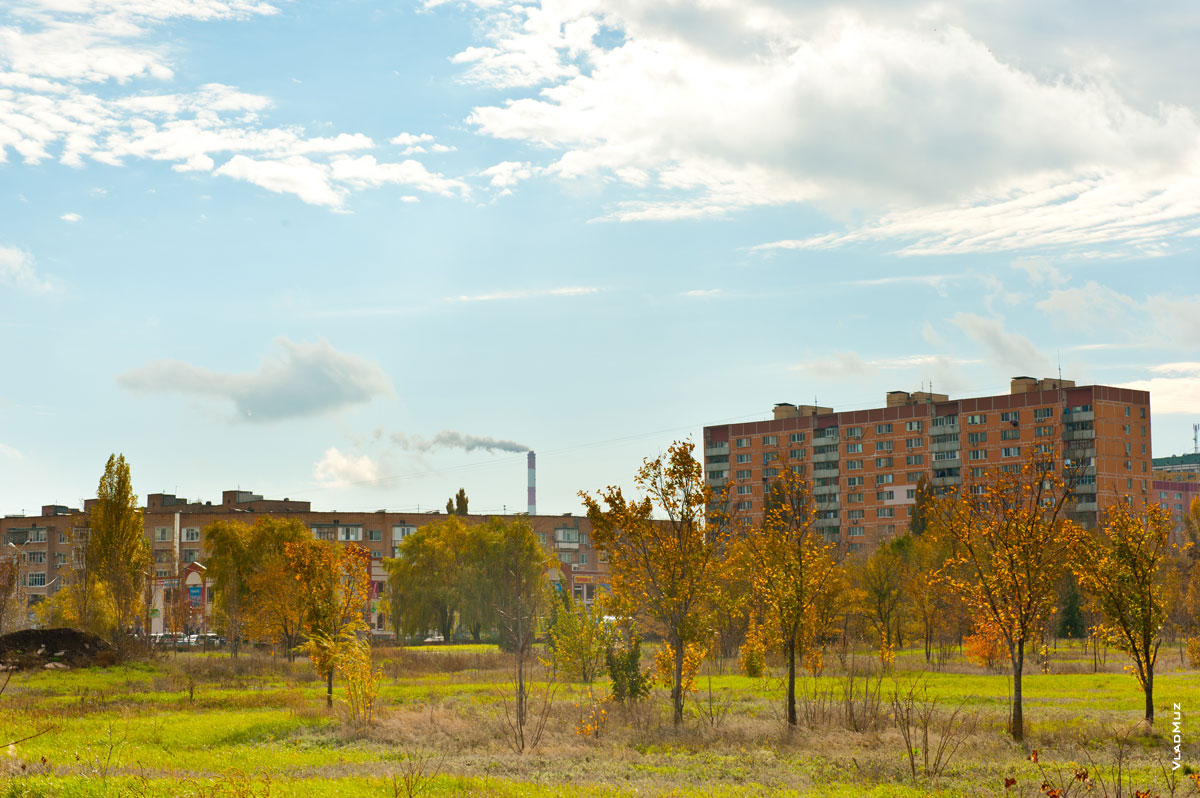 Фото трубы ТЭЦ на фоне жилых районов Волгодонска с территории парка культуры и отдыха «Молодежный»