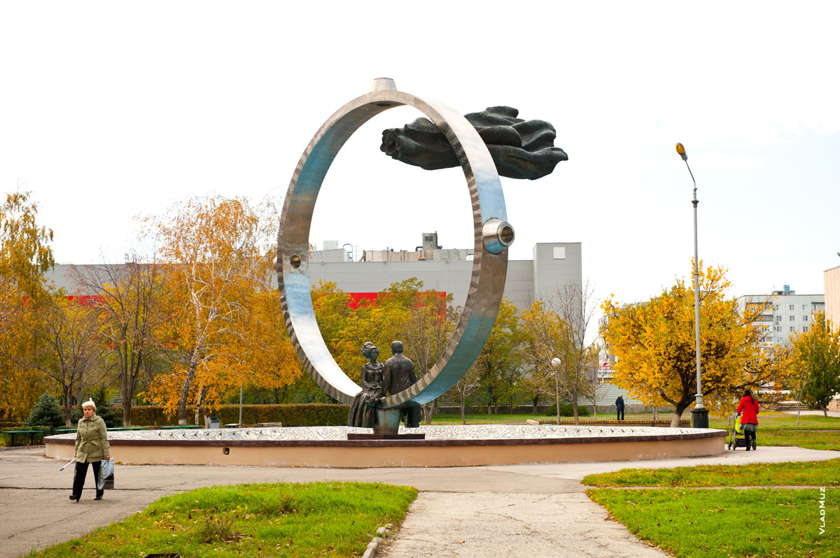Фото скульптуры в Волгодонске, напоминающей «Любовь» Владимира Высоцкого и Марины Влади