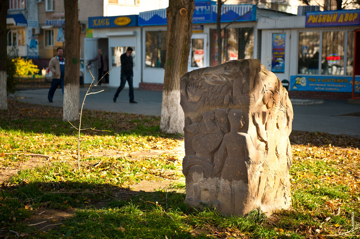 Фото каменного барельефа на обочине проспекта Строителей в Волгодонске
