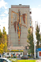 Другая мозаика украшает стену 9-ти этажного дома в Волгодонске