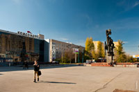 Перед кинотеатром «Комсомолец» в Волгодонске стоит памятник молодым строителям Атоммаша