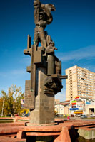 Памятник молодым строителям Атоммаша перед кинотеатром «Комсомолец» в Волгодонске крупным планом