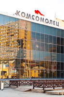 Памятник и городские дома в кривом зеркале кинотеатра «Комсомолец»