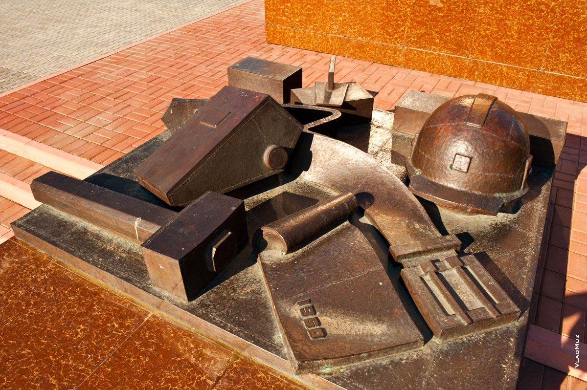 Фото орудий труда строителей Волгодонска из металла в основании памятника