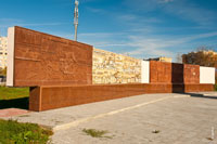 Фото плит с рельефной графикой строек Волгодонска, которые стоят за стелой строителям