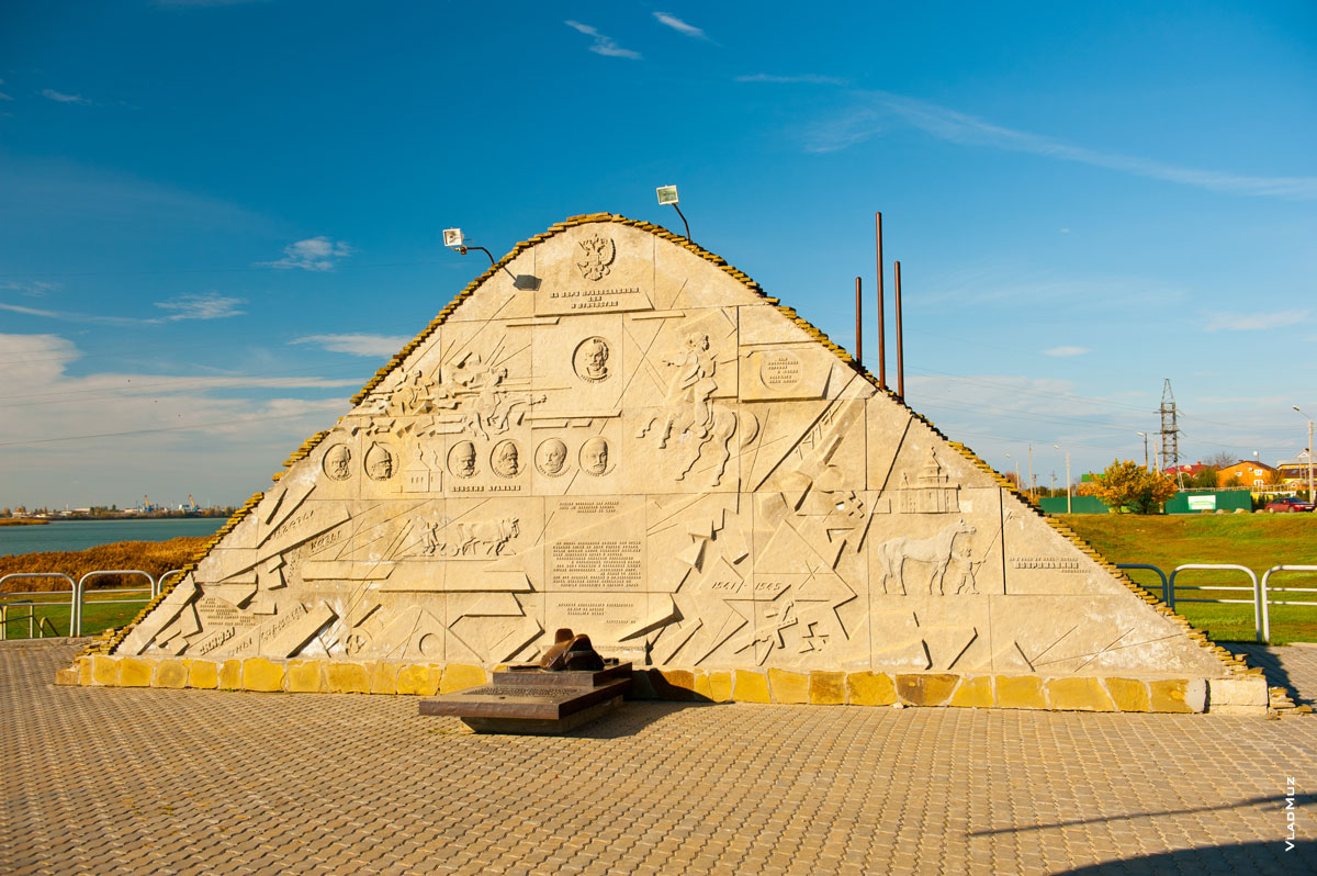 Фото рельефных иллюстраций на Кургане казачьей славы в Волгодонске
