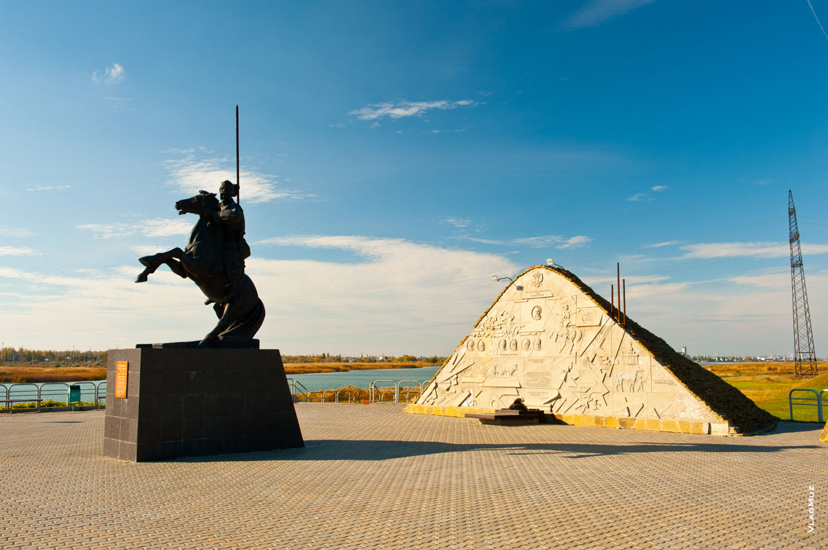 Волгодонск: фото памятника генералу Бакланову верхом на коне и Кургана казачьей славы