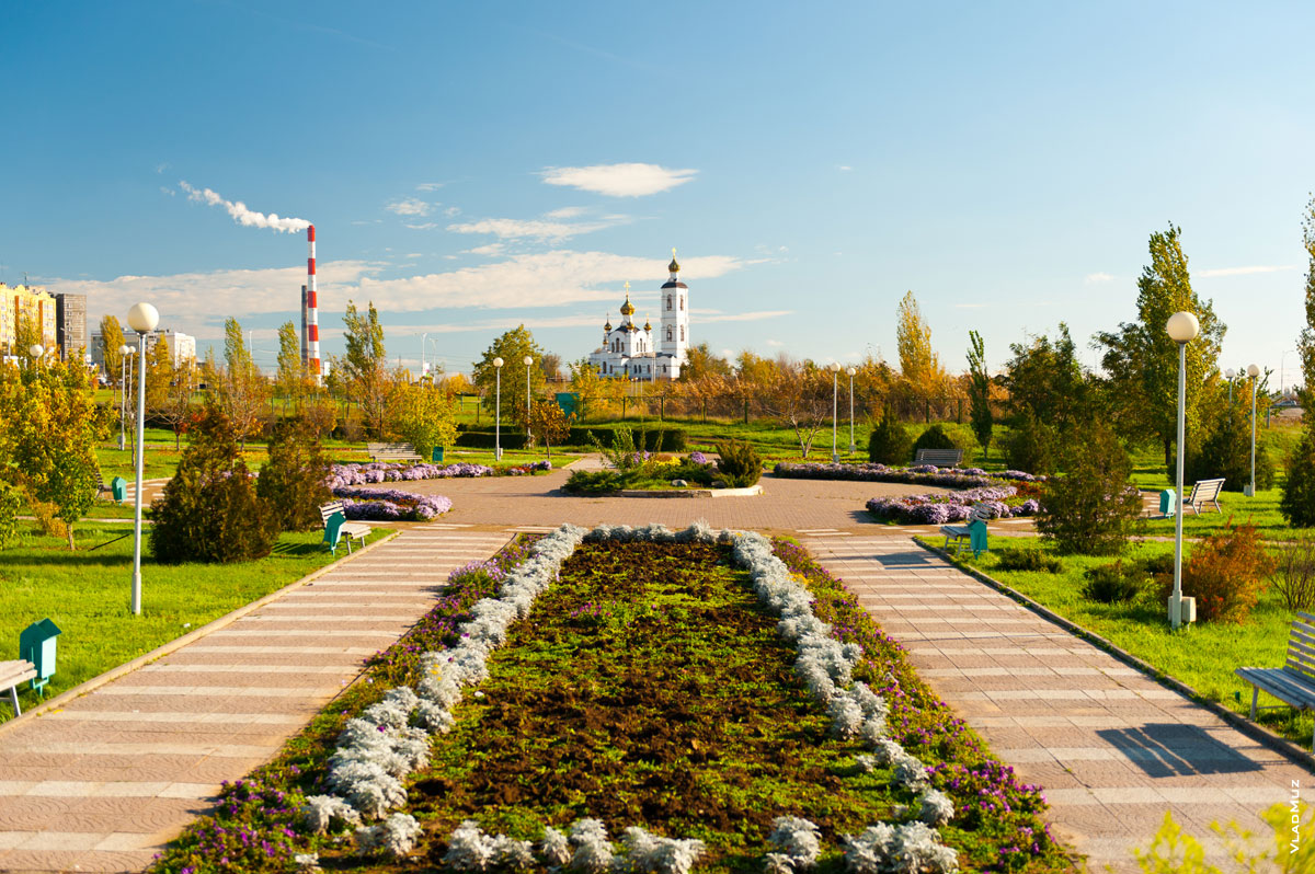Красивый фото пейзаж в Волгодонске с видом на парк, трубы и Свято-Ильинский храм