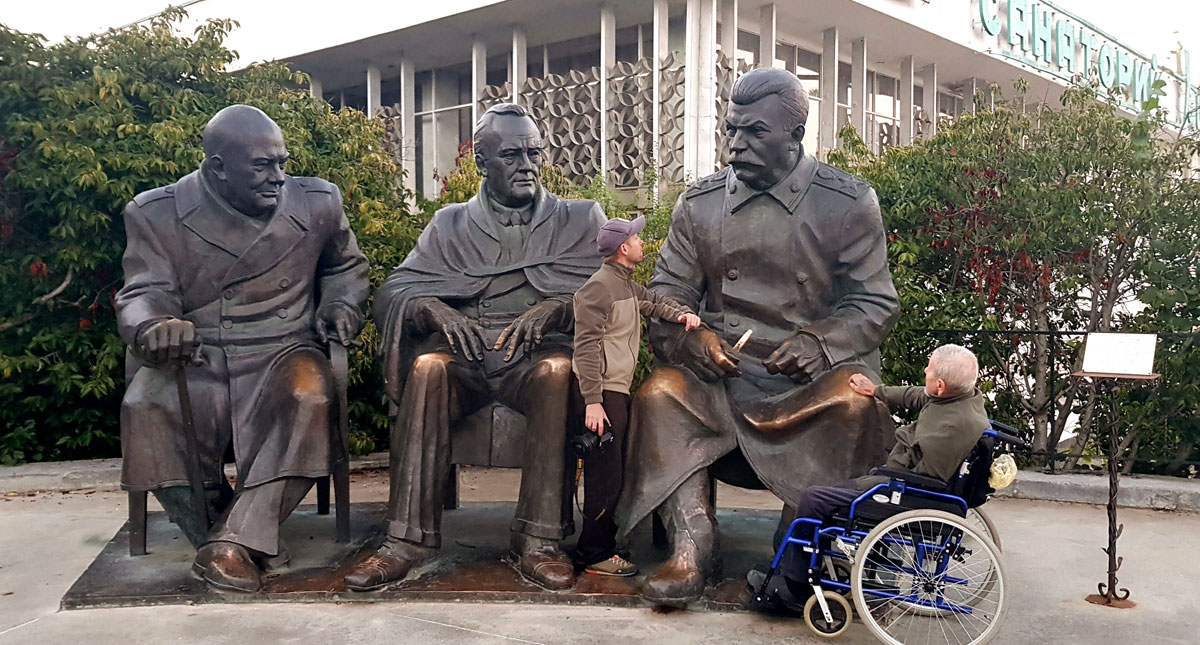 Памятник в Ливадии Сталину, Рузвельту и Черчиллю